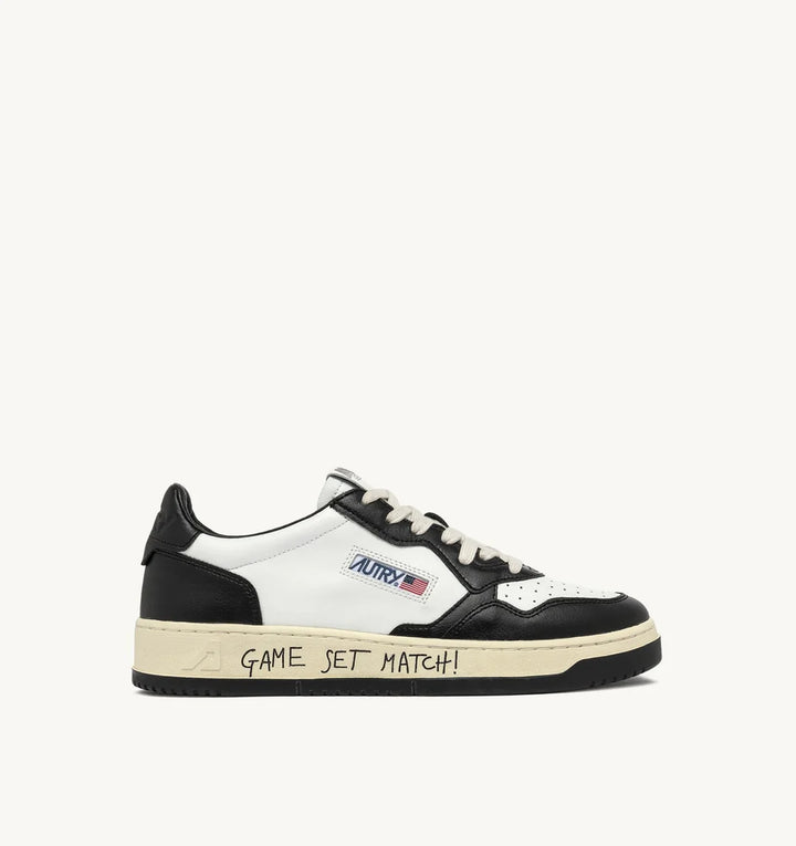 AUTRY SNEAKERS MEDALIST LOW SNEAKERS IN WHITE AND BLACK LEATHER WITH LETTERINGAULM