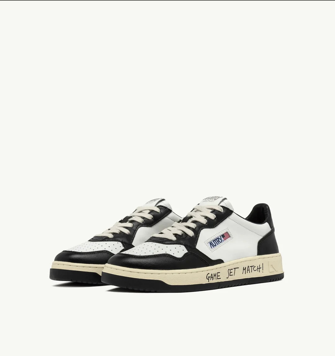 AUTRY SNEAKERS MEDALIST LOW SNEAKERS IN WHITE AND BLACK LEATHER WITH LETTERINGAULM