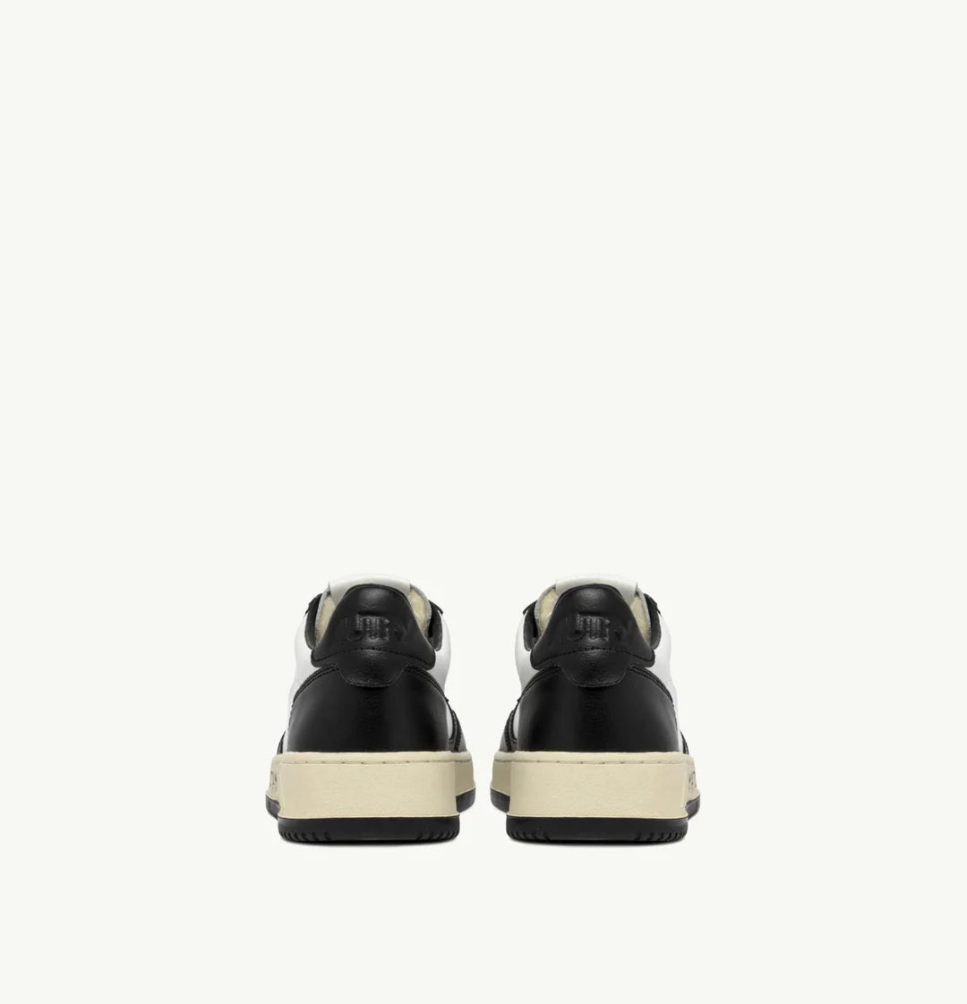 AUTRY SNEAKERS MEDALIST LOW SNEAKERS IN WHITE AND BLACK LEATHER WITH LETTERINGAULM