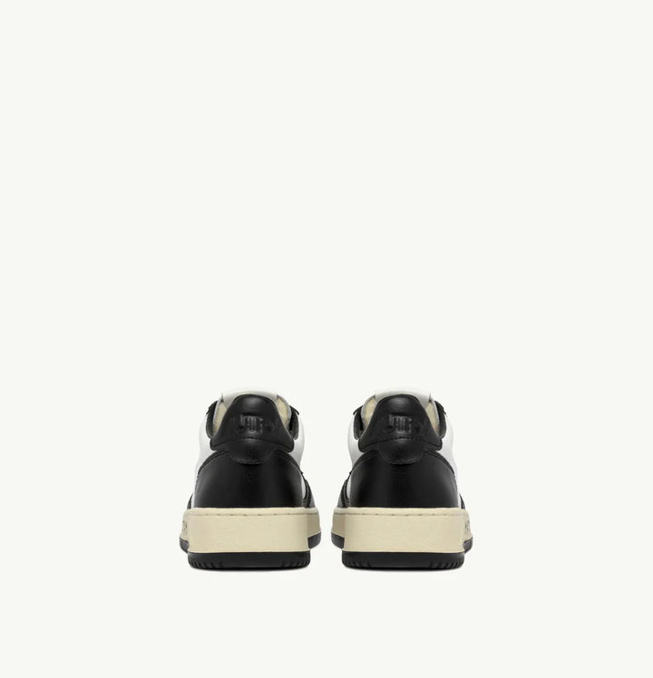 AUTRY SNEAKERS MEDALIST LOW SNEAKERS IN WHITE AND BLACK LEATHER WITH LETTERINGAULM