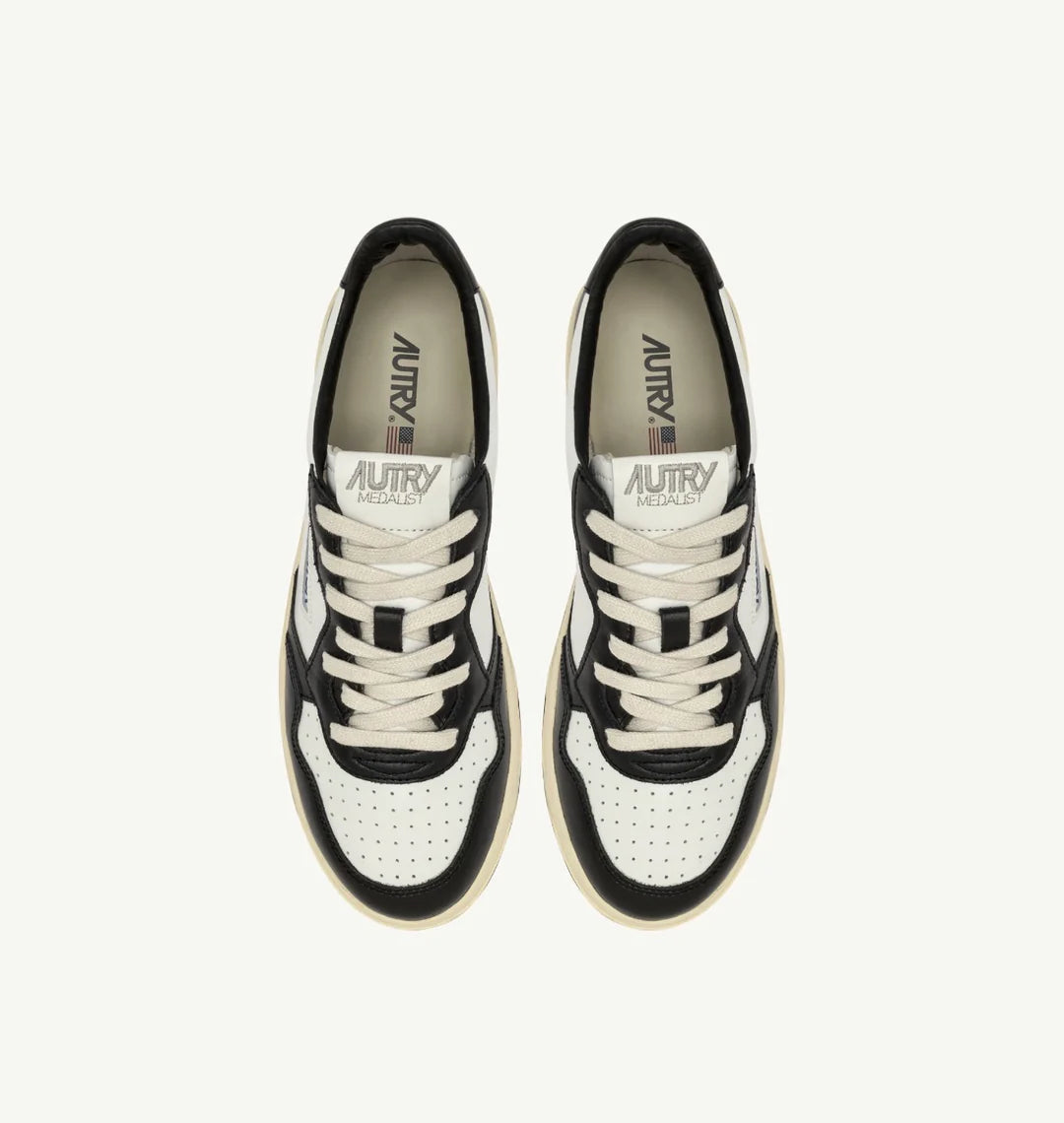 AUTRY SNEAKERS MEDALIST LOW SNEAKERS IN WHITE AND BLACK LEATHER WITH LETTERINGAULM