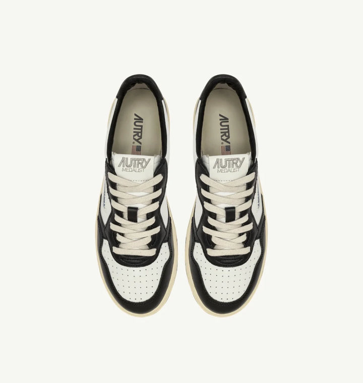 AUTRY SNEAKERS MEDALIST LOW SNEAKERS IN WHITE AND BLACK LEATHER WITH LETTERINGAULM