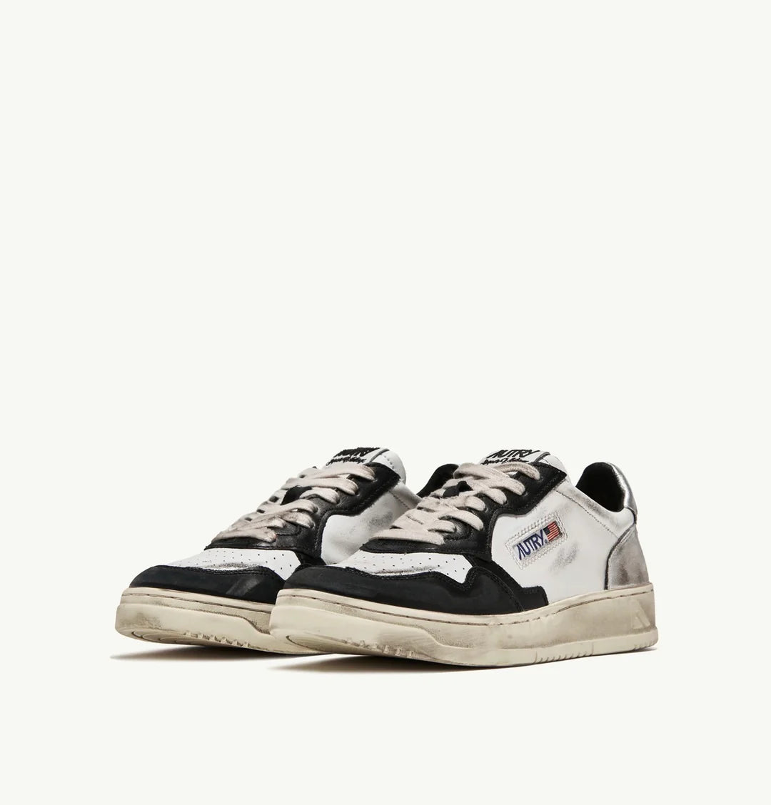 AUTRY SNEAKERS MEDALIST LOW SUPER VINTAGE SNEAKERS LOW IN WHITE BLACK AND SILVER LEATHER AVLW