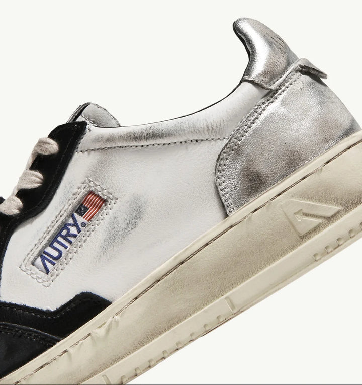 AUTRY SNEAKERS MEDALIST LOW SUPER VINTAGE SNEAKERS LOW IN WHITE BLACK AND SILVER LEATHER AVLW