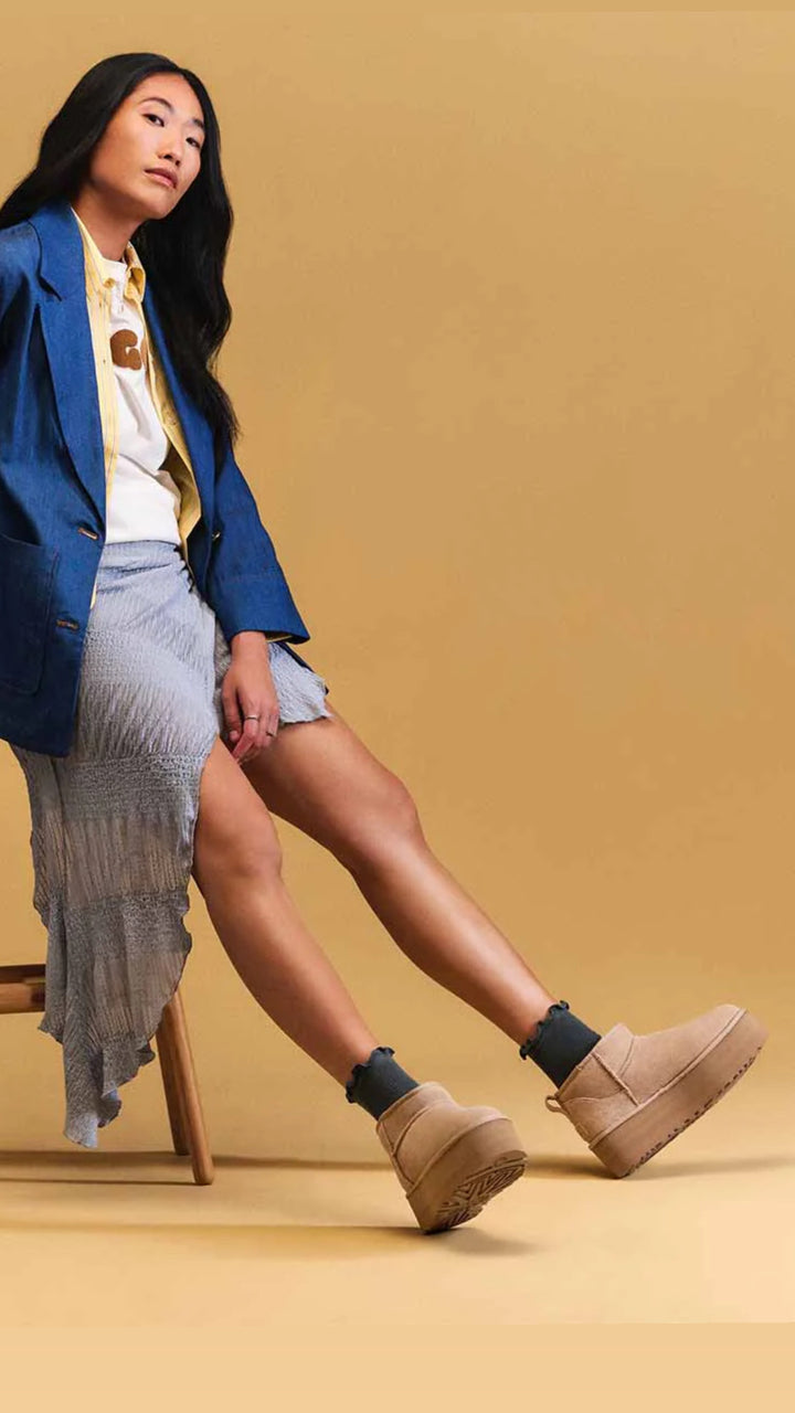 UGG WOMEN'S CLASSIC ULTRA MINI PLATFORM SAND מגפי קלאסיק אולטרה מיני פלטפורם סנד