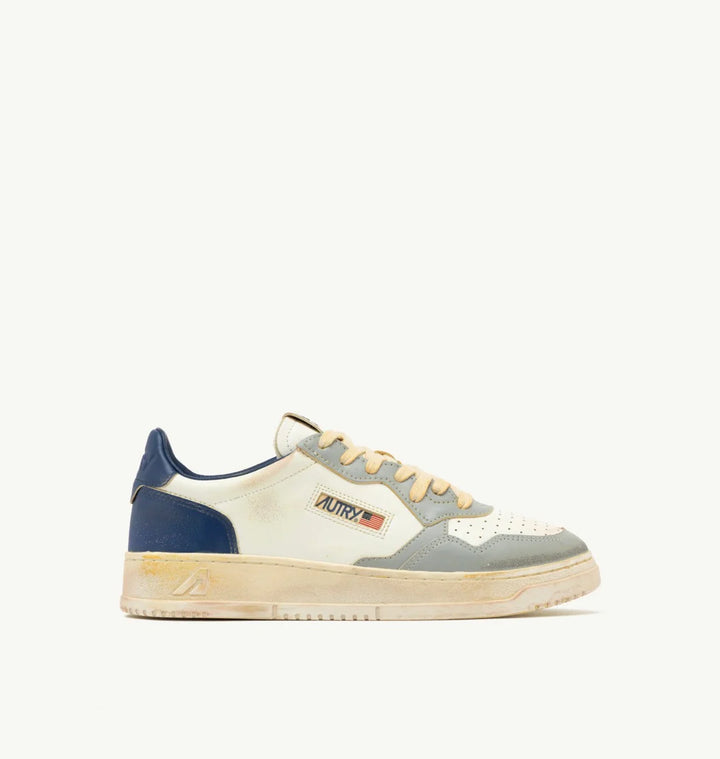 AUTRY SNEAKERS MEDALIST LOW SUPER VINTAGE SNEAKERS IN LIMESTONE WHITE AND BLUE LEATHER AVLM - SV09