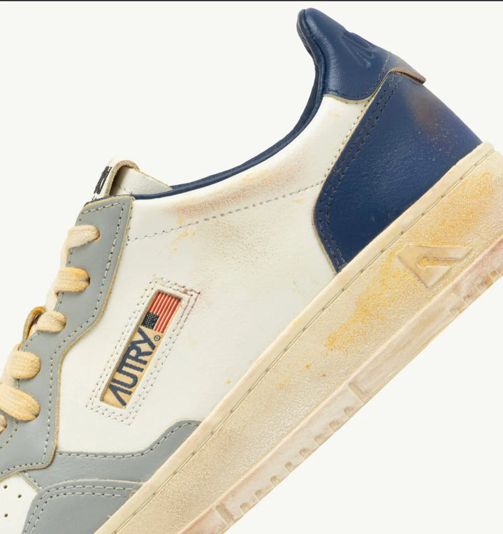 AUTRY SNEAKERS MEDALIST LOW SUPER VINTAGE SNEAKERS IN LIMESTONE WHITE AND BLUE LEATHER AVLM - SV09