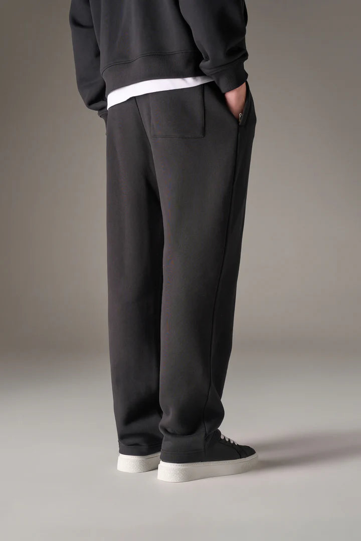 HEAVYWEIGHT MONOGRAM APPLIQUE EMBLEM JOGGERS BLACK