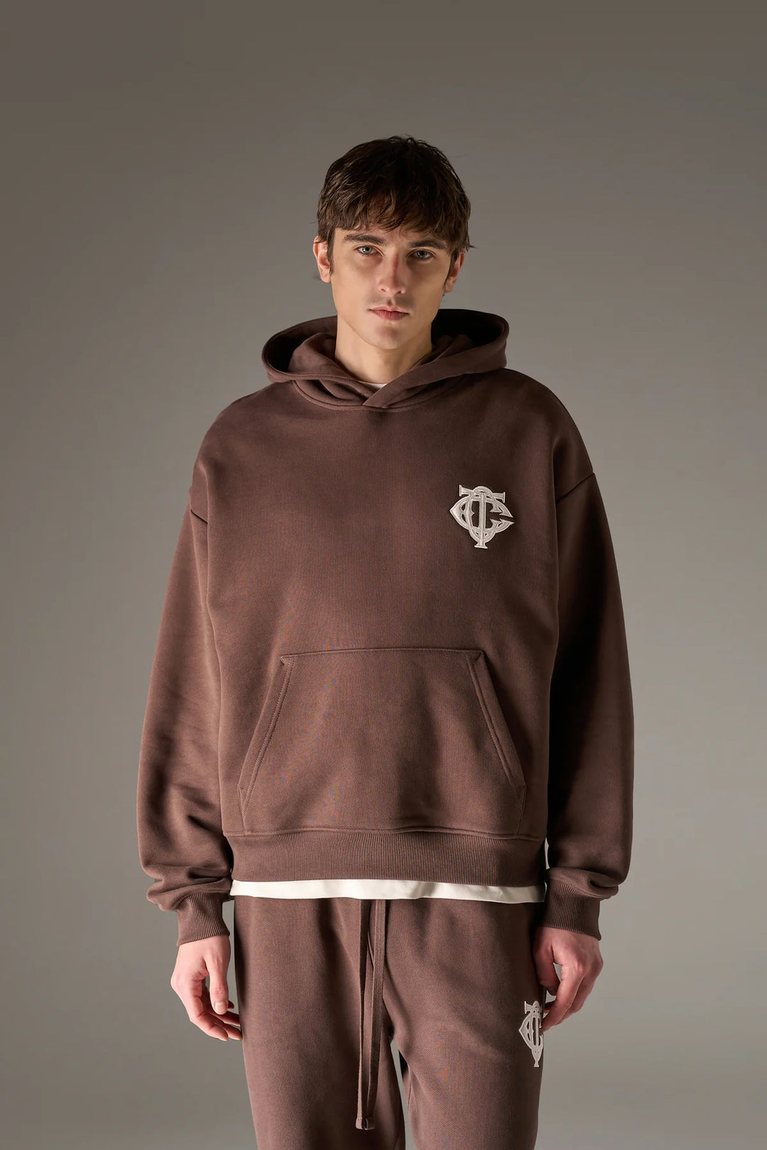 HEAVYWEIGHT MONOGRAM APPLIQUE EMBLEM HOODIE BROWN